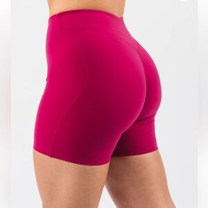 Alphalete Tenacity Everyday Core Mid Rise biker shorts, colour Beery, Size S